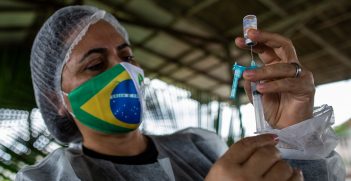 A health professional from the Special Indigenous Health District (DSEI) prepares a dose of the Coronavac vaccine. Source: IMF/ Raphael Alves https://bit.ly/3tvpJUr