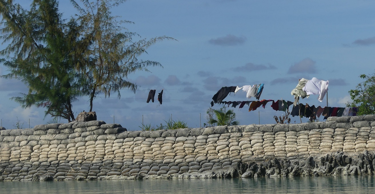 In Kiribati, the building of walls is a possible strategy to mitigate the gradual increase of sea levels. Source: Elisa Fornale / SNSF Scientific Image Competition https://bit.ly/3BoQsnY