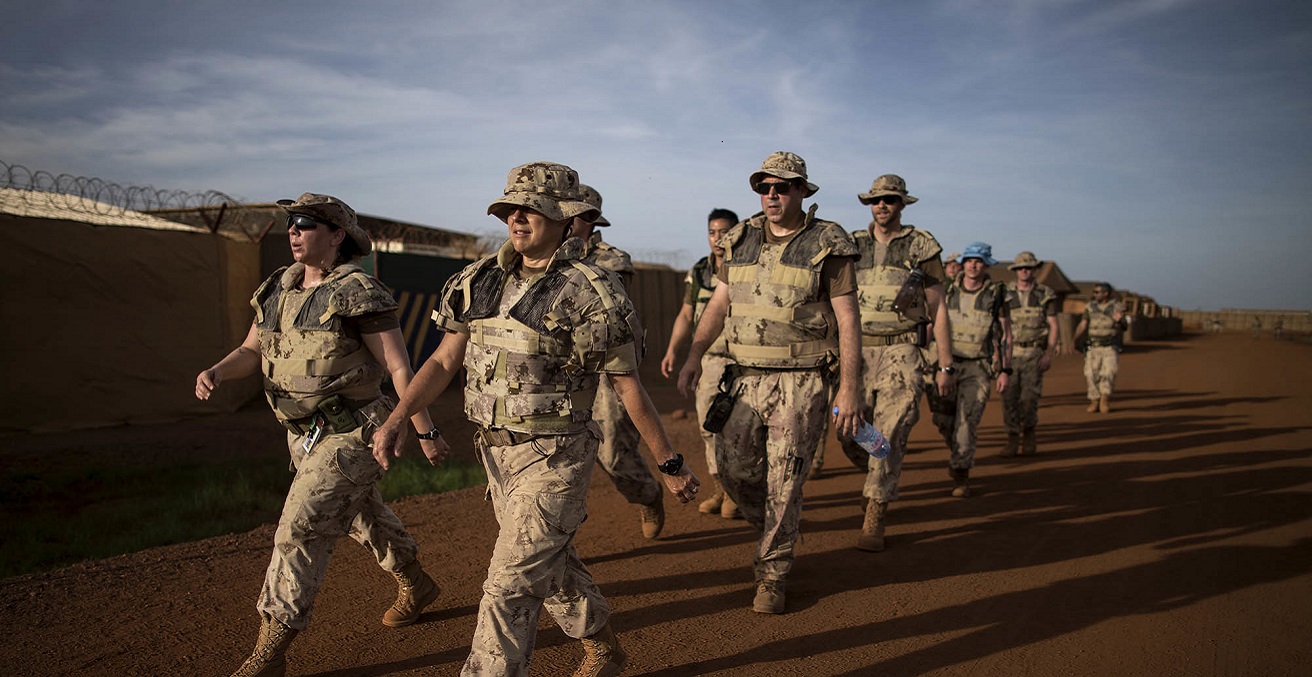 Members of the Canadian contingent participate in a 5 kms walk at dawn to exercise and acclimate to the Malian hot weather at Camp Castor in Gao. Source: Marco Dormino https://bit.ly/3GoeRN9 
