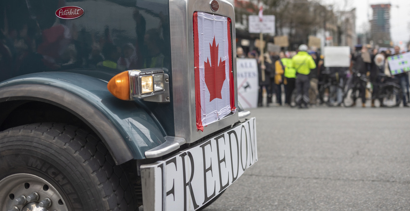 A Freedom Convoy Truck proudly bears the Canadian flag. Source: GoToVan, Flickr, https://bit.ly/3sLbFGu.