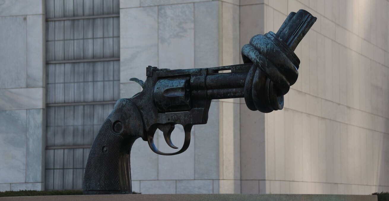 The sculpture 'Non-Violence' outside the UN HEadquarters in NYC.
Source: Flickr, Matrin Frey, https://bit.ly/3Jb4bCO