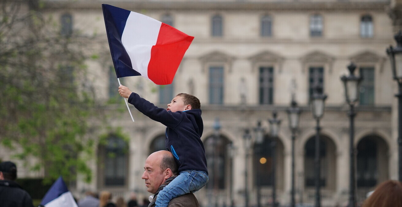 A child waves the french flag after the elections in 2017.
Source: Flickr, Lorie Shaullhttps://bit.ly/3OuVMhd