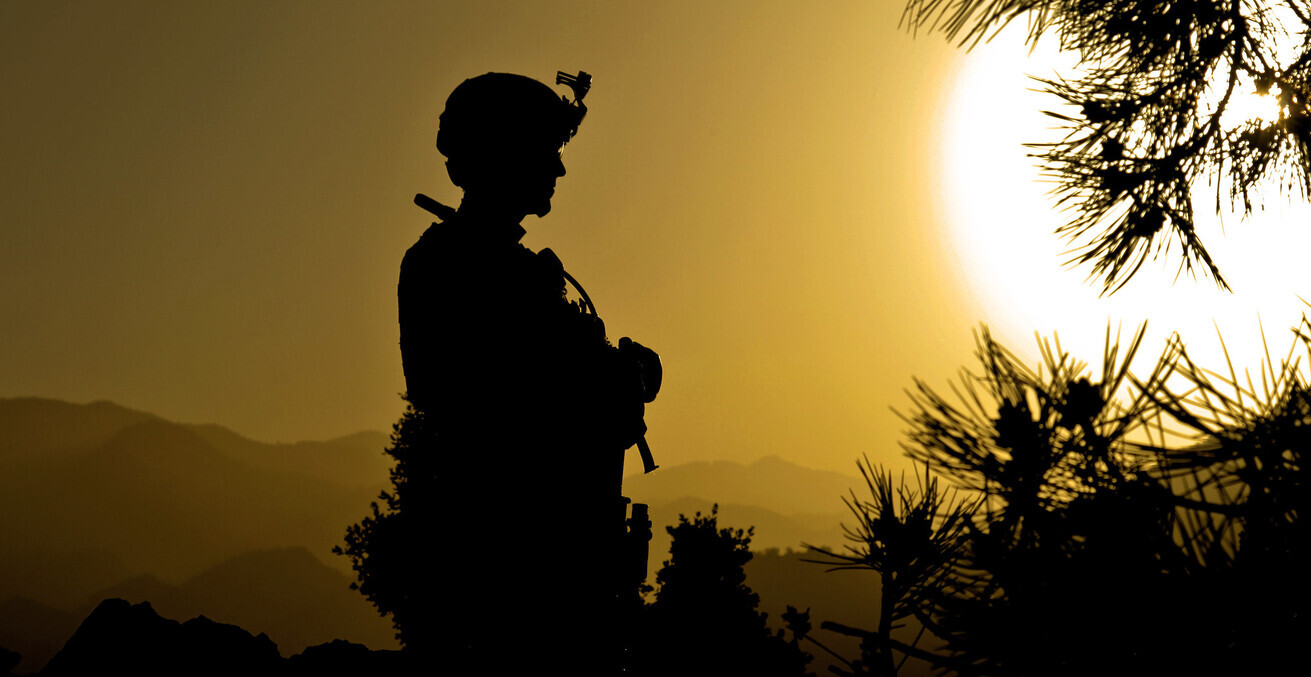 A US Soldier provides security atop a mountain during Operation Oqab Behar VI in Paktika province, Afghanistan, May 20, 2011. Source: US Army, Flickr, https://bit.ly/3uYDH2p.