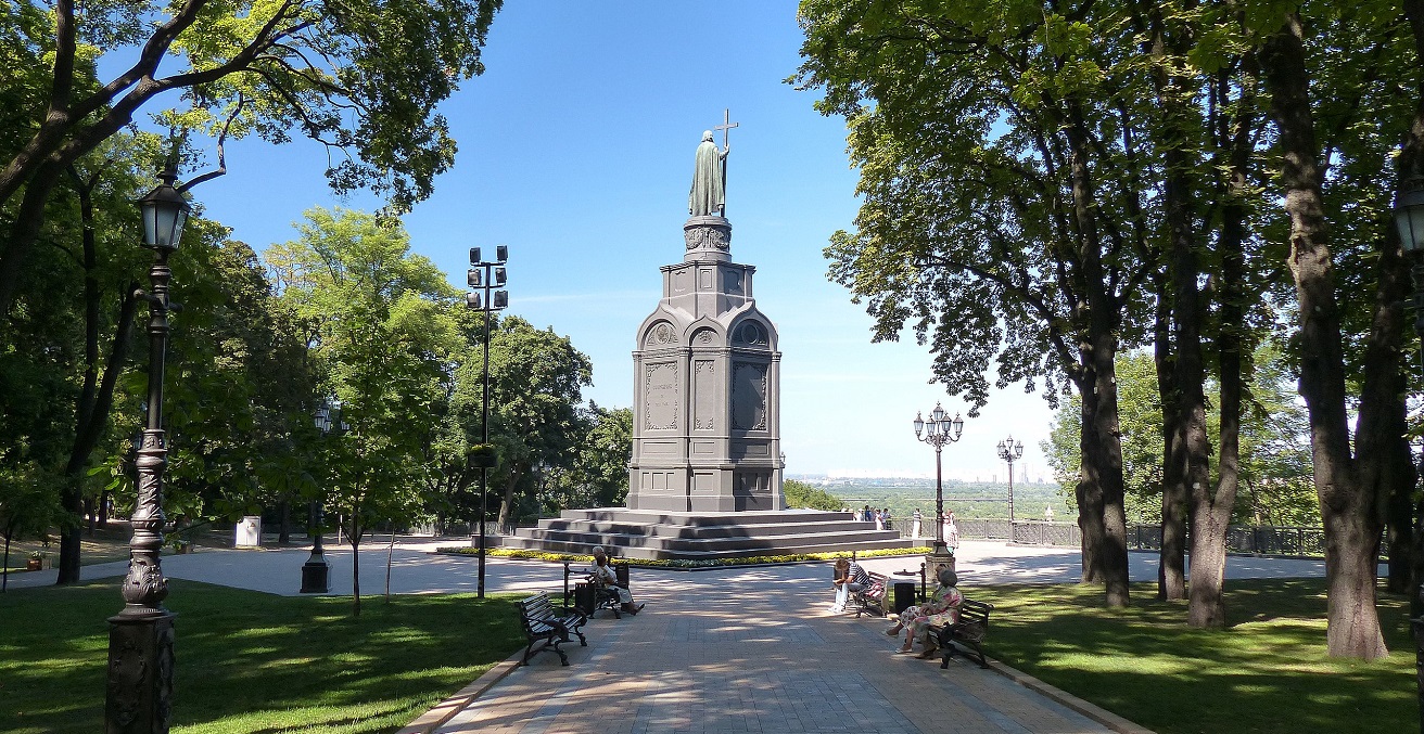 Saint Volodymyr Monument in Kyiv. Source: https://bit.ly/3uBYAkN