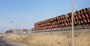 Stacks of Pipes for the Russian gas pipeline Nordstream 2 at the port of Mukran, Germany.  Source: Josef Streichholz, Wikimedia Commons, https://bit.ly/3slsQyM
