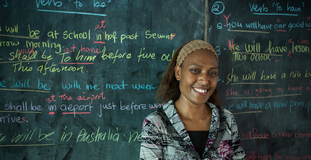 Grade 11 teacher Annette teaches English to her students  at Norsup Secondary School.  AusAID supports education projects on Malekula Island, Vanuatu. Source: DFAT, Flickr, https://bit.ly/3P6TIeX .
