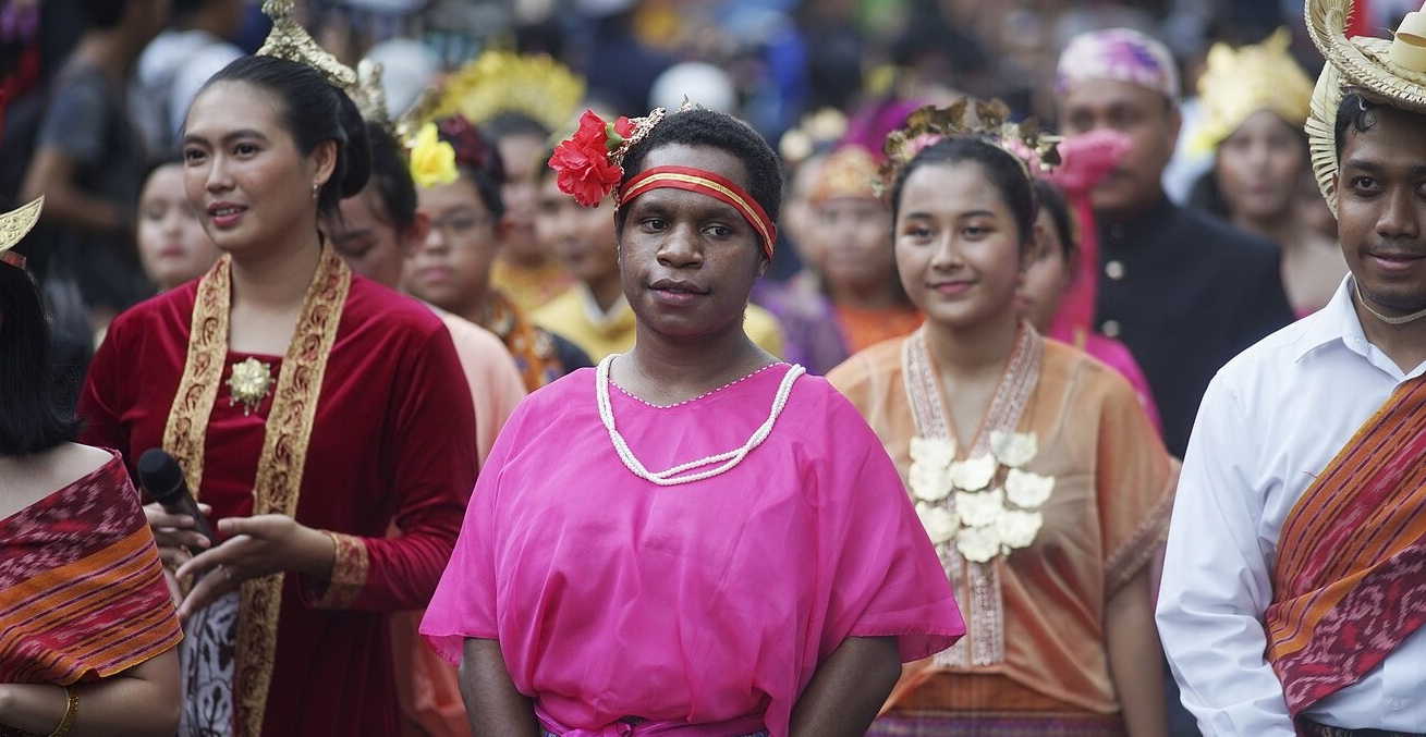 West Papuan woman dressed in regional dress, surrounded by other Indonesian regional citizens in their own regional dress.
Source: Oki Sobara.
https://bit.ly/3PC8ieI