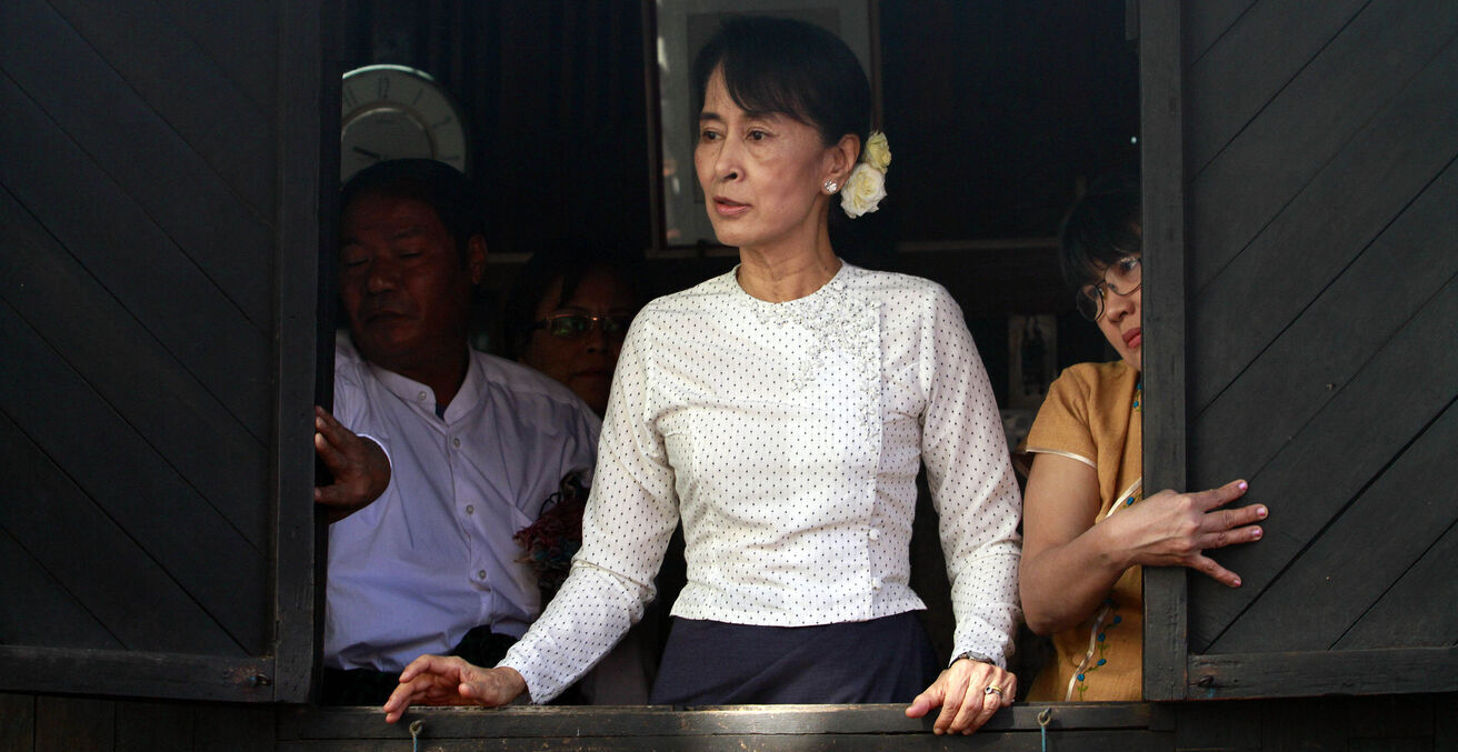 Myanmar democracy leader Aung San Suu Kyi gives speech to the supporters during the 21st anniversary memorial service for National League for Democracy member in Yangon, Myanmar, 17 January 2012.
Source: Htoo Tay Zar, Wikimedia, https://bit.ly/3PxK4Sz.
