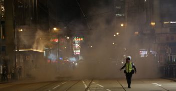 A journalist runs away from tear gas fired on the streets near Lan Kwai Fong, a popular nightlife district in Hong Kong.
Source: © Katherine Cheng, Flickr, https://bit.ly/3py01xb.