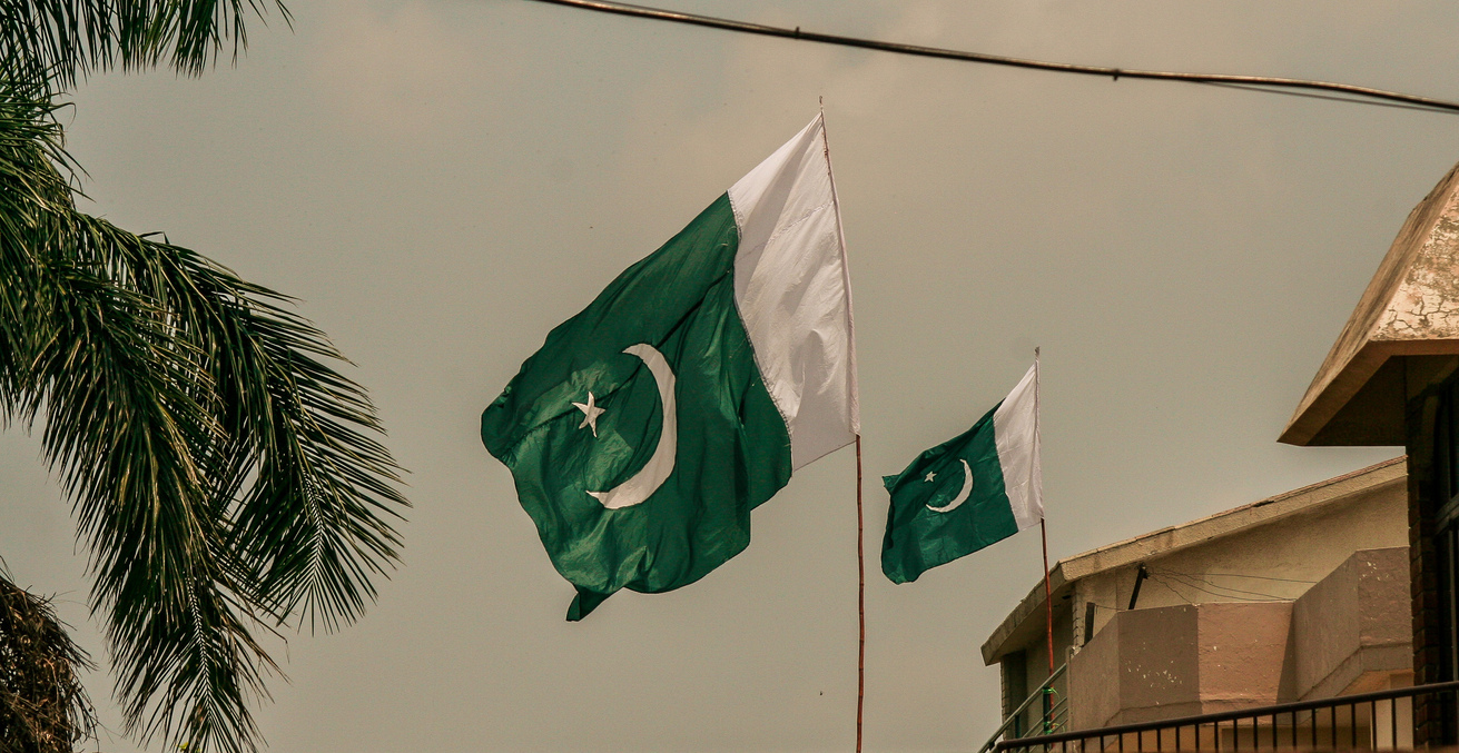Pakistan flags in the air. Source: Amnagondal, Wikimedia, https://bit.ly/3dDtvax