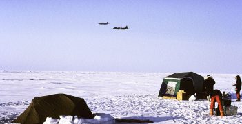 Field camp at the Geographic North Pole, and two planes of the Canadian Coast Guard on a reconnaissance flight for submarines. Source: Matti&Keti / http://bit.ly/3GCkqLD