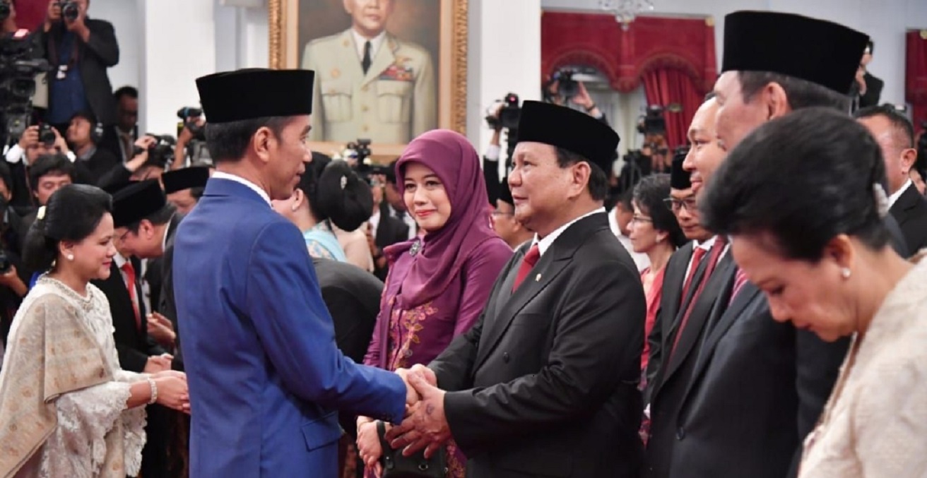 President of Indonesia, Joko Widodo shakes hands with Prabowo Subianto after inauguration of the ministers in Onward Indonesia Cabinet. Source: Government of Indonesia / http://bit.ly/3ELOOAF