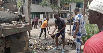 volunteer youths cleaning there environment. Source: Ejiamike Obiozor/ http://bit.ly/3E69hiY