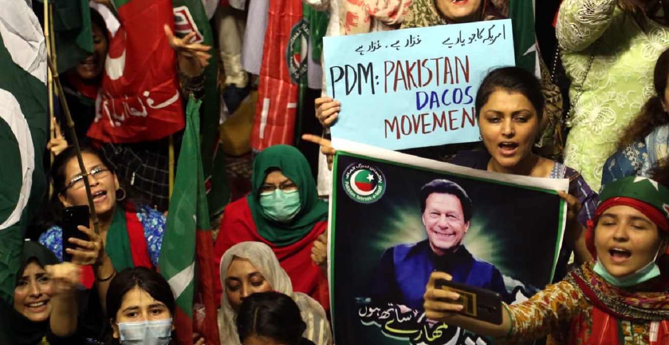 PTI protesters in favor of Imran Khan, 2022. Source: Voice of America / https://bit.ly/3FejLyO