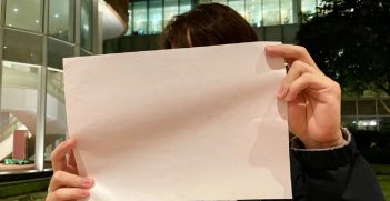 A university student in Hong Kong holds a blank piece of paper in support of Covid-19 protests, 2022. Source: 美国之音/汤惠芸 https://bit.ly/3ETi48m.