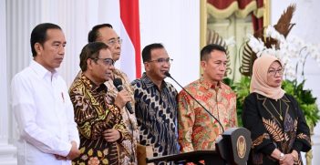 President Joko Widodo received a report from the Non-Judicial Resolution Team for Serious Human Rights Violations (PPHAM) at the Merdeka Palace, Jakarta, on Wednesday, 11 January 2023. Source:  BPMI Setpres/Muchlis Jr/http://bit.ly/3Xinbq4