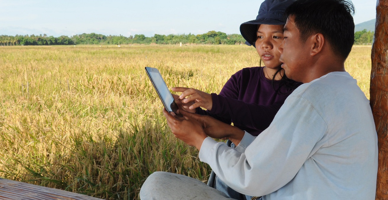 An extension officer interviews a filipino farmer using the RCM via an android device. Source: International Rice Research Institute (IRRI)/http://bit.ly/3z0qZCA