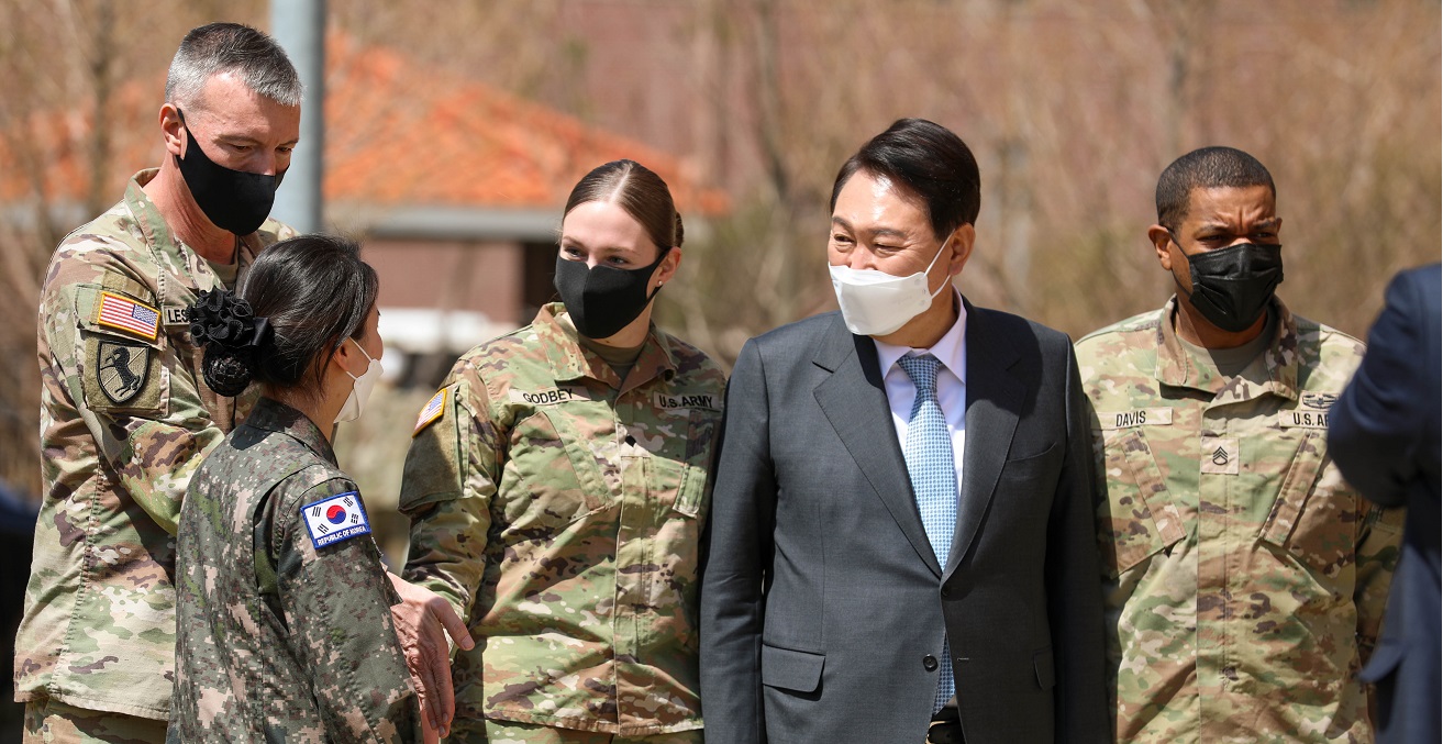 President Yoon, Suk-yeol spends time with Soldiers from the 2nd Infantry Division/ROK-U.S. Combined Division at Camp Humphreys, Republic of Korea. Source: Cpl. Seong-yeon Kang/http://bit.ly/3MEbacA