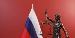 Statue of Lady Justice and flag of Russia on red background. Source: Marco Verch/https://bit.ly/3P3Dcjg