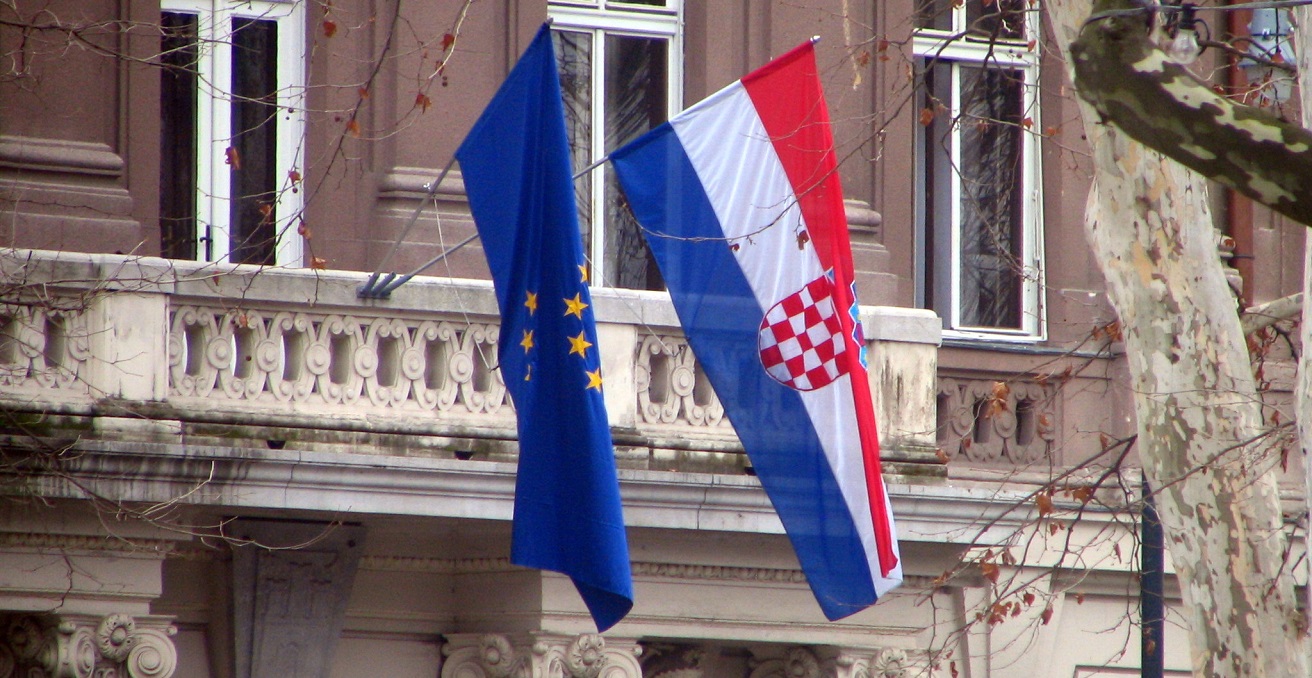 Flags of Croatia and the European Union on a public institution's building (Ministry of foreign affairs and european integration) in Zagreb. Source: Bogdan Giuşcă/https://bit.ly/3Q51Bp8