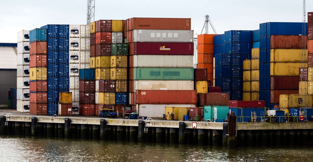 Shipping containers at a port. Source: Daniel Foster / https://bit.ly/44ScTAP