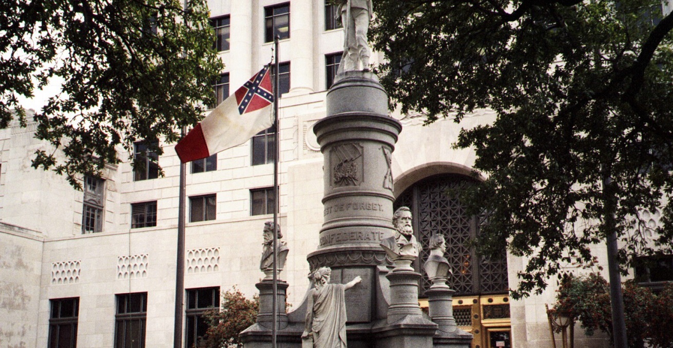 Shreveport courthouse with Confederate flag. Source: Dtobias /https://bit.ly/3Pc1qGe