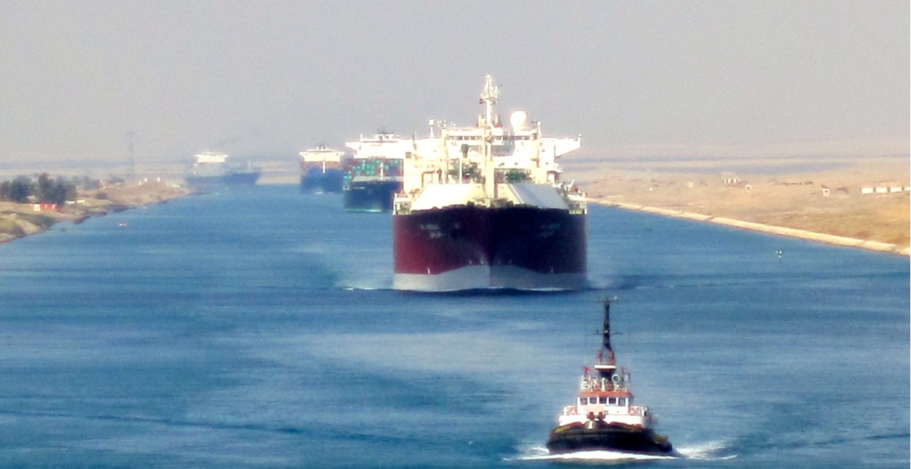 Crossing the Suez Canal. Source: Fabio / https://t.ly/hc3MW