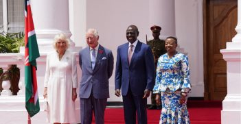 The King and Queen arrived at State House in Nairobi for a Ceremonial Welcome, where they were received by the President and First Lady of the Republic of Kenya. Source: Royal.UK / https://t.ly/lNuRf