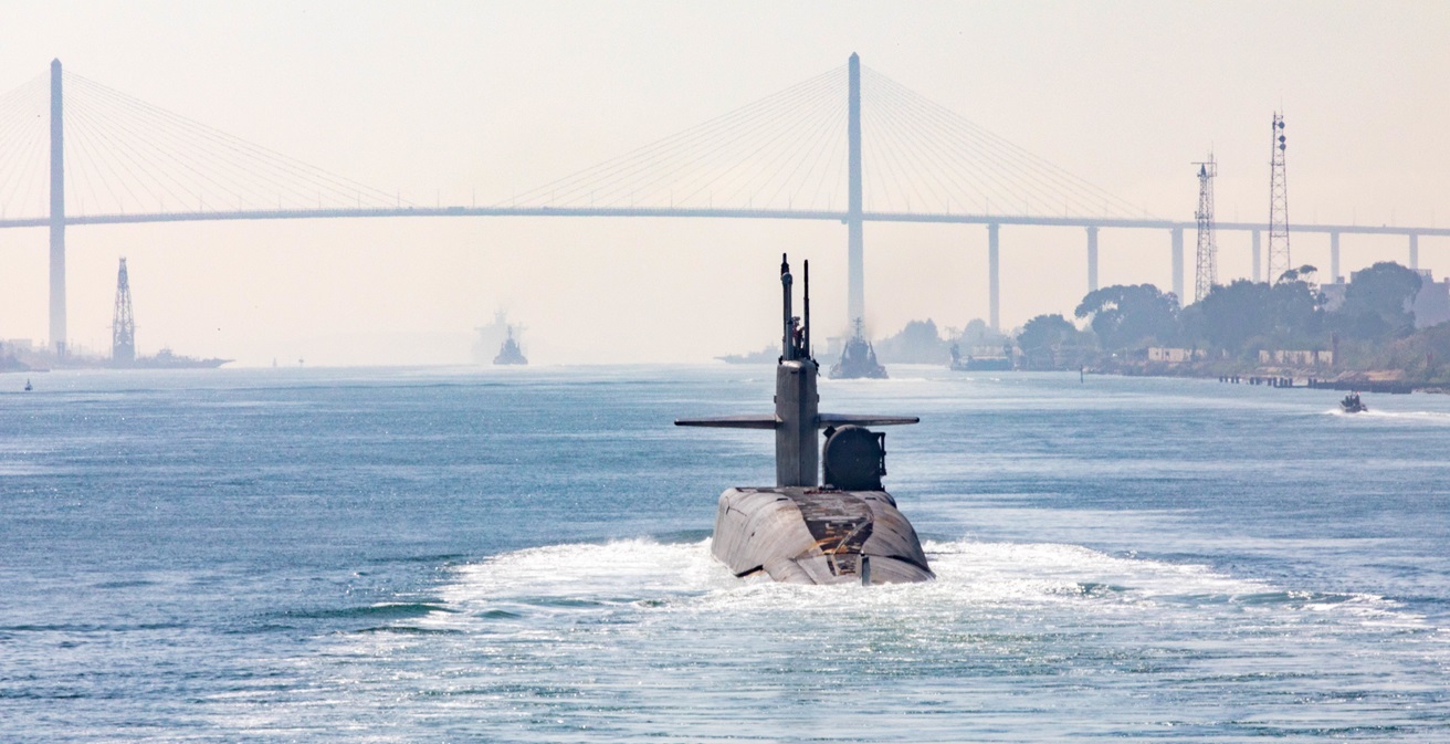 An Ohio-class submarine approaches the Mubarak Peace Bridge while transiting the Suez Canal, Nov. 5. The boat is deployed to the U.S. 5th Fleet area of operations to help support maritime security and stability in the Middle East region.  Source: U.S. Navy photo by Mass Communication Specialist 1st Class Jonathan Word) / https://t.ly/FhBs6