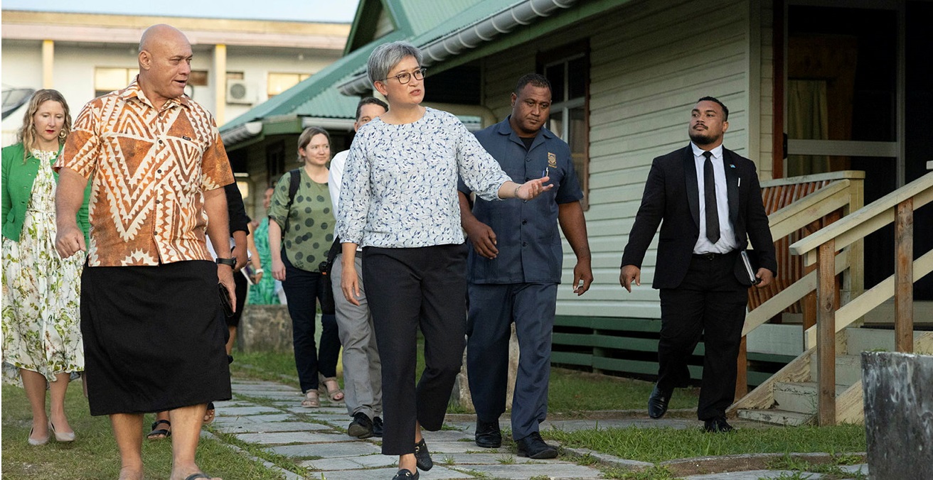 As part of her visit to New Caledonia and Tuvalu, Foreign Minister Penny Wong visited Tuvalu Coastal Adaptation Project (TCAP) hosted by Minister for Finance and Climate Change, Seve Paeniu. Source: Michael Godfrey / https://t.ly/kuxuL