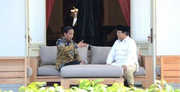 
Receiving a return visit from Mr. Prabowo Subianto, at the Veranda of the Merdeka Palace, Thursday 17 November 2016. Source: President Joko Widodo Facebook / https://t.ly/lmEX1
