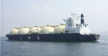  The LNG carrier Shahamah in Uraga Channel, Japan. Source: 青空白帆 / https://t.ly/2353n