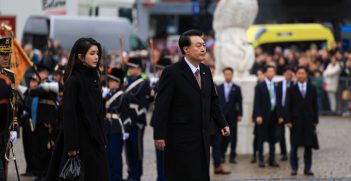 Laying a wreath at the National Monument on Dam Square. Source: Republic of Korea Presidential Office / https://t.ly/T1rB5