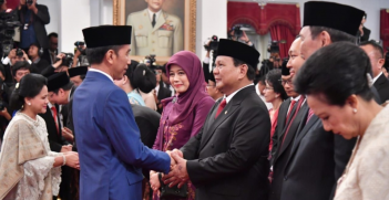 Prabowo inauguration as defence minister, 2019, shaking hands with president Widodo. Source: Wikimedia Commons. / http://tinyurl.com/yj74ekjh