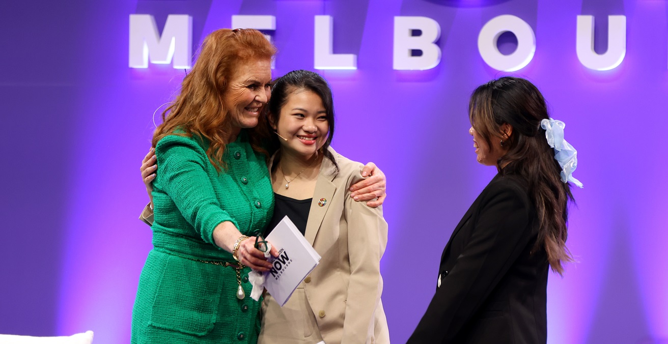Sarah Ferguson, Duchess of York embraces Alicia Tien, Global Citizen Youth Leader Awardee and Hazirah Sufian, Global Citizen Youth Leader Awardee onstage during the Global Citizen NOW. Source Kim Landy/Getty Images/ https://t.ly/hKq7L