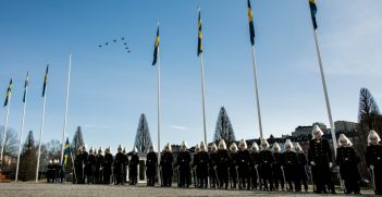 Swedish Gripen jets passing over The Royal Guards at Karlberg Castle, marking entry into NATO. Source: Swedish Armed Forces, Hampus Andersson. / https://shorturl.at/aqtvA 