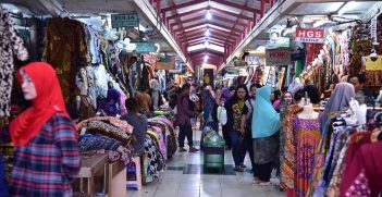 Textile stores in the market on Malioboro Street, Indonesia. Shankar S. / Flickr / https://t.ly/lbJBF.