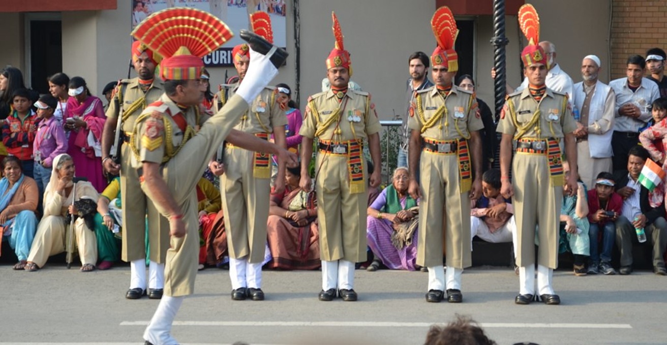 India/Pakistan border closing ceremony. source: Laura7581 / https://t.ly/P5AyJ India/Pakistan border closing ceremony. source: Laura7581 / https://t.ly/P5AyJ
