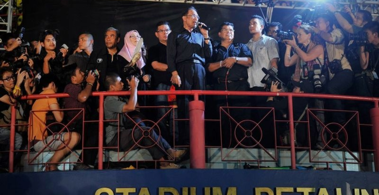 Malaysian opposition leader Anwar Ibrahim speaks during a rally dressed in mourning black gathered May 8 to denounce elections which they claim were stolen through fraud by the coalition that has ruled for 56 years. in Kuala Lumpur 08 May 2013. PIX Firdaus Latif Malaysian opposition leader Anwar Ibrahim speaks during a rally dressed in mourning black gathered May 8 to denounce elections which they claim were stolen through fraud by the coalition that has ruled for 56 years. in Kuala Lumpur 08 May 2013. PIX Firdaus Latif